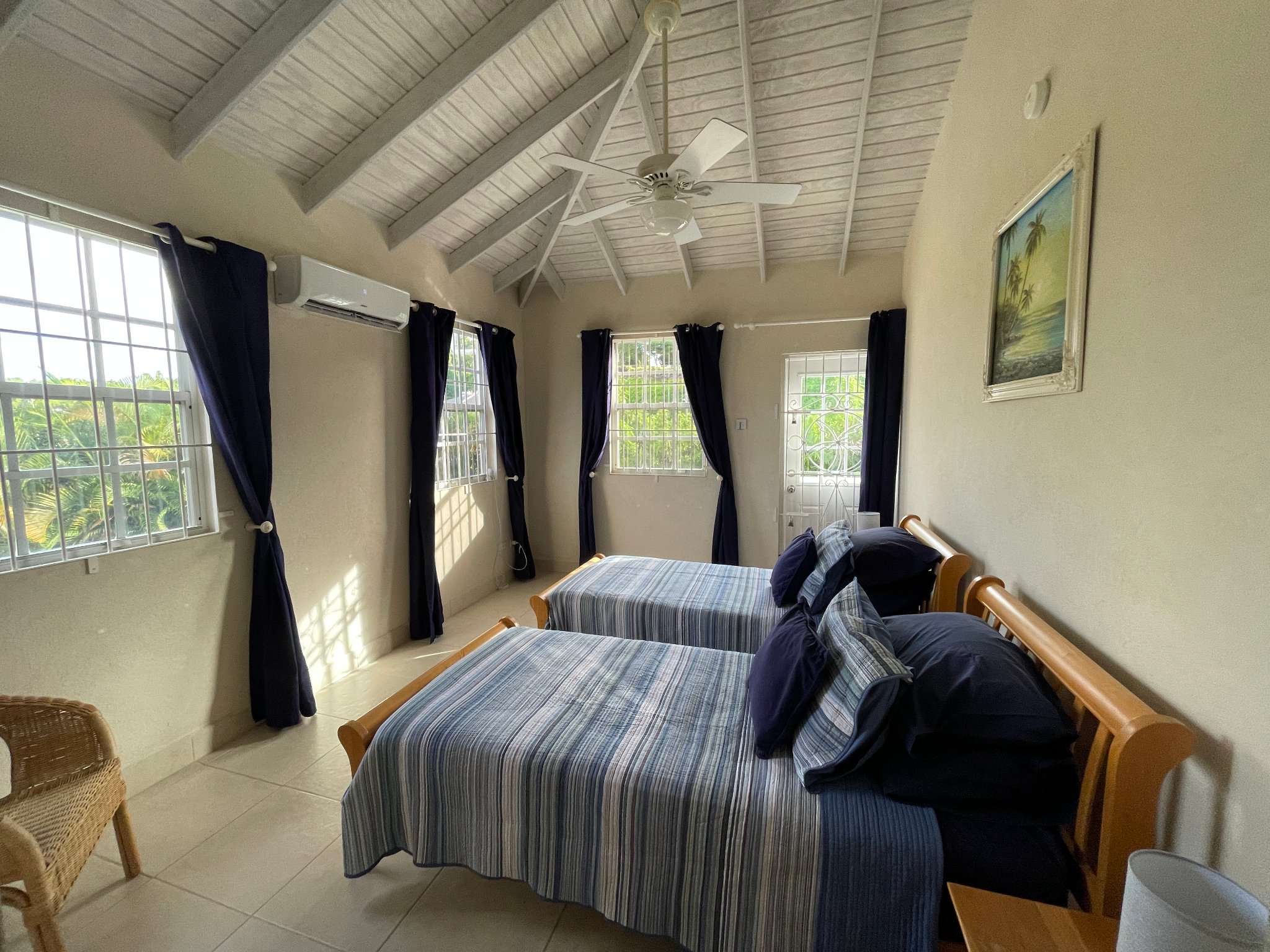 Holland Park Villa twin bedroom with two single beds and garden views